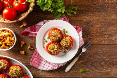 Fırında doldurulmuş domates. Cırcır böcekleriyle dolu. Tabağın üst görünümü.