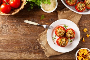 Fırında doldurulmuş domates. Cırcır böcekleriyle dolu. Tabağın üst görünümü.