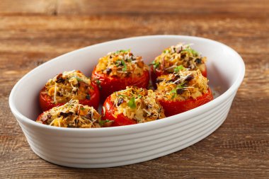 Fırında doldurulmuş domates. Cırcır böcekleriyle dolu. Tabağın üst görünümü.