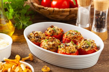 Fırında doldurulmuş domates. Cırcır böcekleriyle dolu. Tabağın üst görünümü.