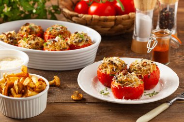 Fırında doldurulmuş domates. Cırcır böcekleriyle dolu. Tabağın üst görünümü.