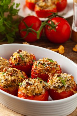 Fırında doldurulmuş domates. Cırcır böcekleriyle dolu. Tabağın üst görünümü.