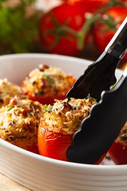 Fırında doldurulmuş domates. Cırcır böcekleriyle dolu. Tabağın üst görünümü.