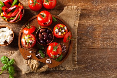 Doldurulmuş Yunan domatesi, beyaz peynir, zeytin ve taze biber. Üst görünüm.