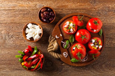 Doldurulmuş Yunan domatesi, beyaz peynir, zeytin ve taze biber. Üst görünüm.