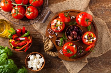 Doldurulmuş Yunan domatesi, beyaz peynir, zeytin ve taze biber. Üst görünüm.