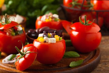 Doldurulmuş Yunan domatesi, beyaz peynir, zeytin ve taze biber. Ön görünüm.