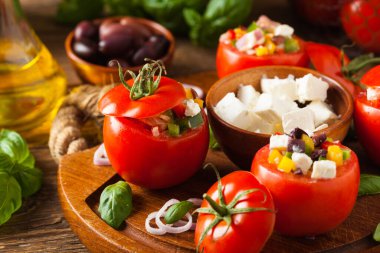 Doldurulmuş Yunan domatesi, beyaz peynir, zeytin ve taze biber. Ön görünüm.