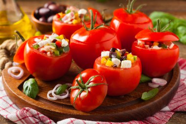Doldurulmuş Yunan domatesi, beyaz peynir, zeytin ve taze biber. Ön görünüm.
