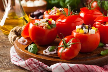 Doldurulmuş Yunan domatesi, beyaz peynir, zeytin ve taze biber. Ön görünüm.