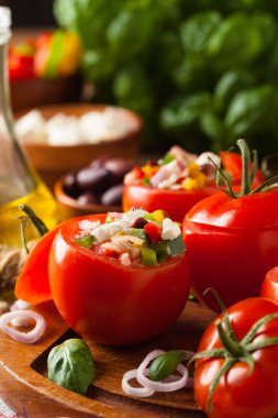 Doldurulmuş Yunan domatesi, beyaz peynir, zeytin ve taze biber. Ön görünüm.