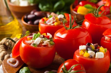 Doldurulmuş Yunan domatesi, beyaz peynir, zeytin ve taze biber. Ön görünüm.