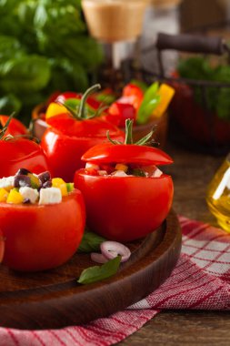 Doldurulmuş Yunan domatesi, beyaz peynir, zeytin ve taze biber. Ön görünüm.