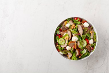 Domuz filetosuyla salata, taze salatalık ve mozzarella. Üst görünüm.