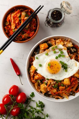 Pirinç ve tavuklu kimçi lahanası. Hafif mermer arka planda beyaz bir kasede servis edilmiş. Üst görünüm.