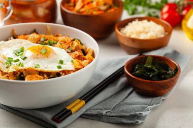 Pirinç ve tavuklu kimçi lahanası. Hafif mermer arka planda beyaz bir kasede servis edilmiş. Ön görünüm.