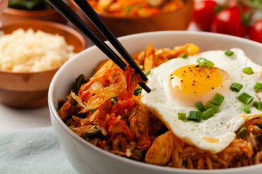 Pirinç ve tavuklu kimçi lahanası. Hafif mermer arka planda beyaz bir kasede servis edilmiş. Ön görünüm.