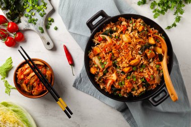 Tavuklu kimçi lahanası. Bir tavada hazır. Üst görünüm.