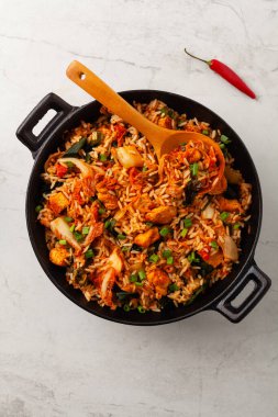 Tavuklu kimçi lahanası. Bir tavada hazır. Üst görünüm.