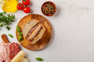 Muffuletta. Peynirli, jambonlu ve zeytinli sandviç. New Orleans 'ta geleneksel bir tarif. Üst görünüm.