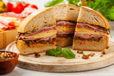 Muffuletta. Peynirli, jambonlu ve zeytinli sandviç. New Orleans 'ta geleneksel bir tarif. Ön görünüm.