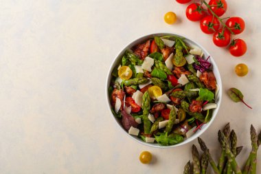 Kuşkonmaz ve pastırmalı salata. Üst görünüm. 