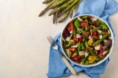 Kuşkonmaz ve pastırmalı salata. Üst görünüm. 