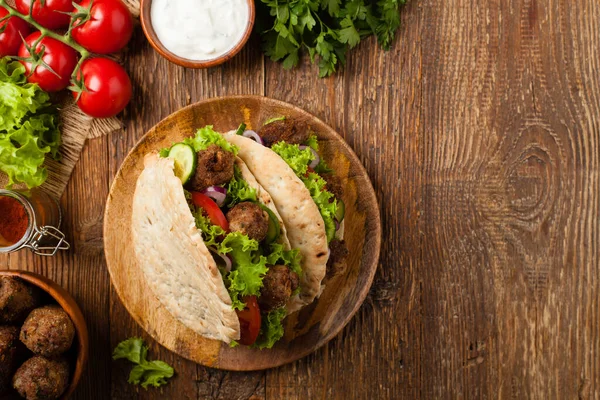 Kebab Kofta Pita Bulle Traditionell Sydeuropeisk Maträtt Ovanifrån — Stockfoto