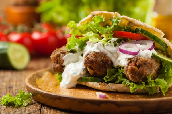 Kebab Kofta Pita Bułka Tradycyjne Południowoeuropejskie Danie Widok Przodu — Zdjęcie stockowe