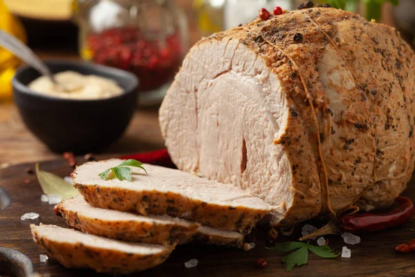 Knapperige Gekookte Ham Geserveerd Met Specerijen Een Houten Plank Vooraanzicht — Stockfoto