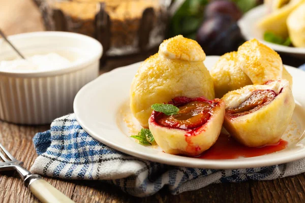 Gnocchi Con Prugne Conditi Con Susina Serviti Con Panna Zucchero — Foto Stock