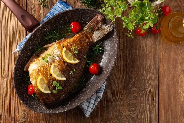 Smažený Kapr Celý Servírujeme Citronem Cherry Rajčaty Servírováno Pánvi Smažení — Stock fotografie