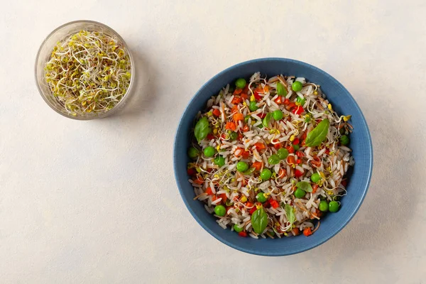 Pranzo Alla Moda Con Riso Verdure Servito Una Ciotola Blu — Foto Stock