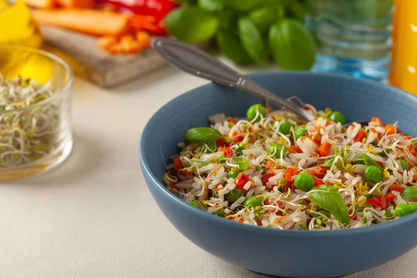 Pranzo Alla Moda Con Riso Verdure Servito Una Ciotola Blu — Foto Stock