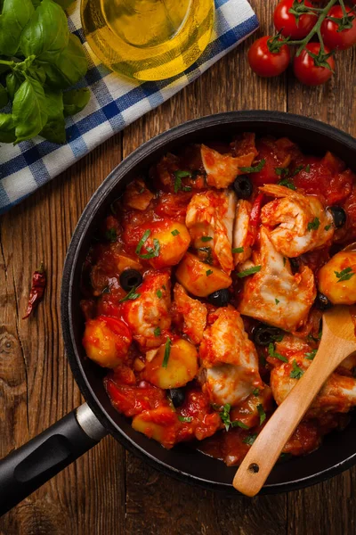 Bacalao Preparado Tradicionalmente Español Sirve Salsa Tomate Con Patatas Hervidas — Foto de Stock