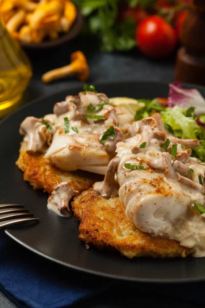 Fried Cod Served Potato Pancakes Mushrooms Sauce Salads Portion Black — Stock Photo, Image