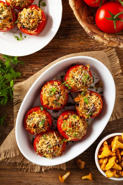 Fırında doldurulmuş domates. Cırcır böcekleriyle dolu. Tabağın üst görünümü.