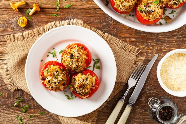 Tomates Rellenos Horno Lleno Cantarelas Vista Superior Del Plato — Foto de Stock