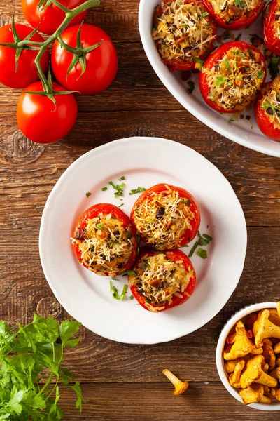 Fırında doldurulmuş domates. Cırcır böcekleriyle dolu. Tabağın üst görünümü.