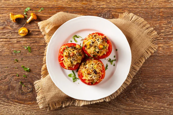 Fırında doldurulmuş domates. Cırcır böcekleriyle dolu. Tabağın üst görünümü.
