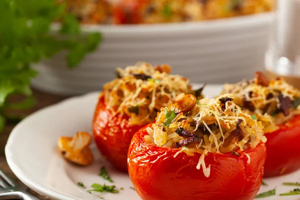 Fırında doldurulmuş domates. Cırcır böcekleriyle dolu. Tabağın üst görünümü.