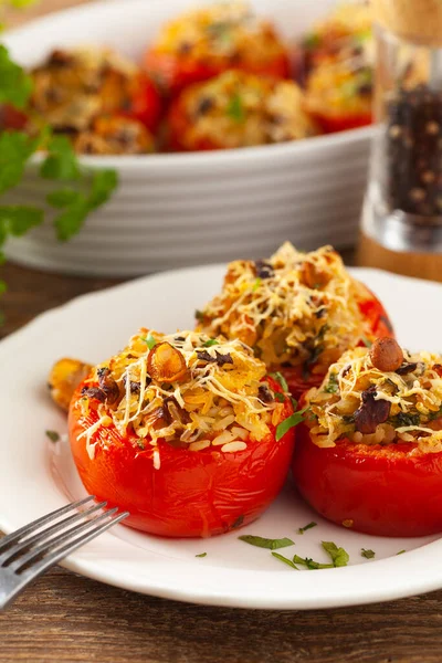 Fırında doldurulmuş domates. Cırcır böcekleriyle dolu. Tabağın üst görünümü.