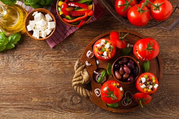 Grekisk Fylld Tomat Med Fetaost Oliver Och Färsk Peppar Ovanifrån — Stockfoto