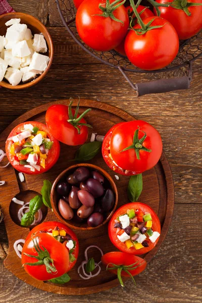 Doldurulmuş Yunan domatesi, beyaz peynir, zeytin ve taze biber. Üst görünüm.