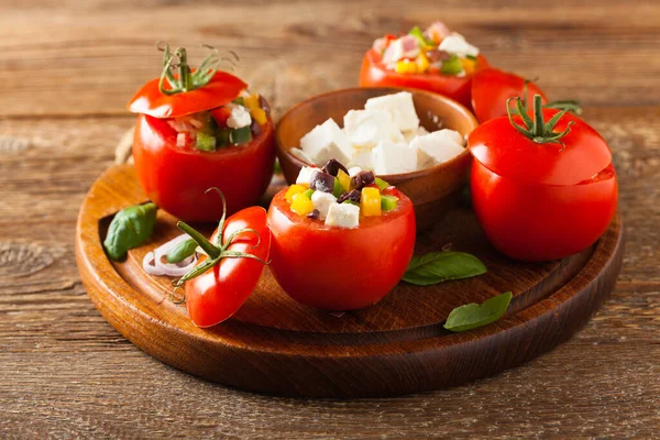 Grekisk Fylld Tomat Med Fetaost Oliver Och Färsk Peppar Framifrån — Stockfoto