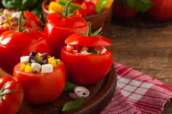 Doldurulmuş Yunan domatesi, beyaz peynir, zeytin ve taze biber. Ön görünüm.