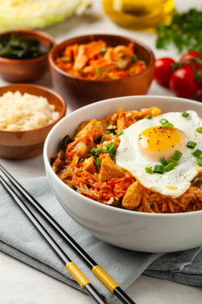 Pirinç ve tavuklu kimçi lahanası. Hafif mermer arka planda beyaz bir kasede servis edilmiş. Ön görünüm.