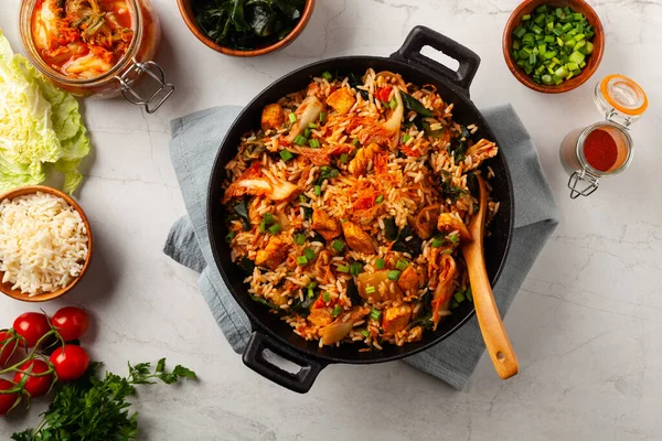 Kimchi Kool Met Kip Voorbereid Een Wok Bovenaanzicht — Stockfoto