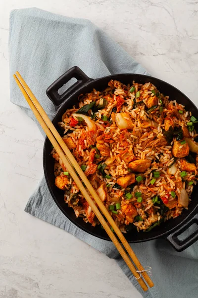 Tavuklu kimçi lahanası. Bir tavada hazır. Üst görünüm.