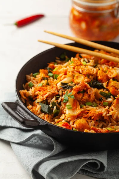Kimchi Kool Met Kip Voorbereid Een Wok Vooraanzicht — Stockfoto